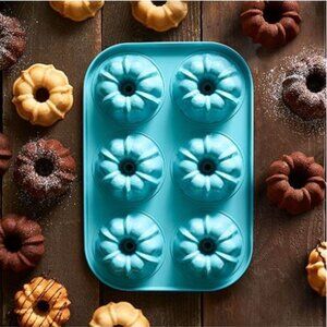 Pampered Chef Mini Fluted Cake Pan#1602-14.5" x 10" x 2"